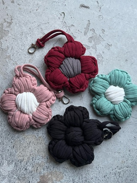 Брелок-цветок черный