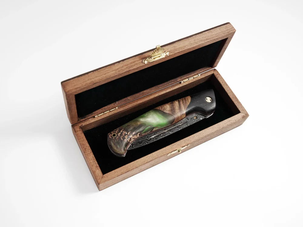 Складной нож "Таежник", ламинированная сталь, рукоять черный граб/орех/зеленый акрил