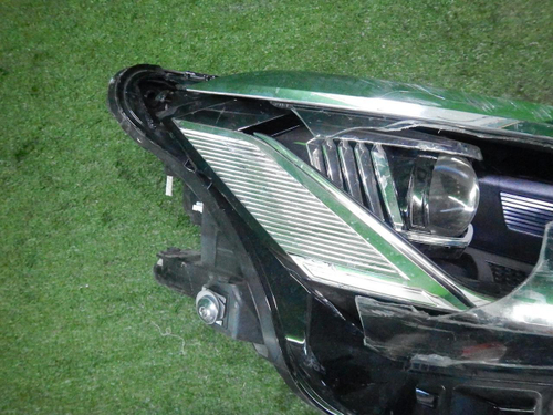 Битая Фара правая VW Touareg 3 (2018-н.в.) LED