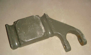 Кронштейн нижний правый переднего амортизатора Sitrak C7H