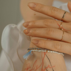 браслет из перламутра с кистью цвета голубой пудры