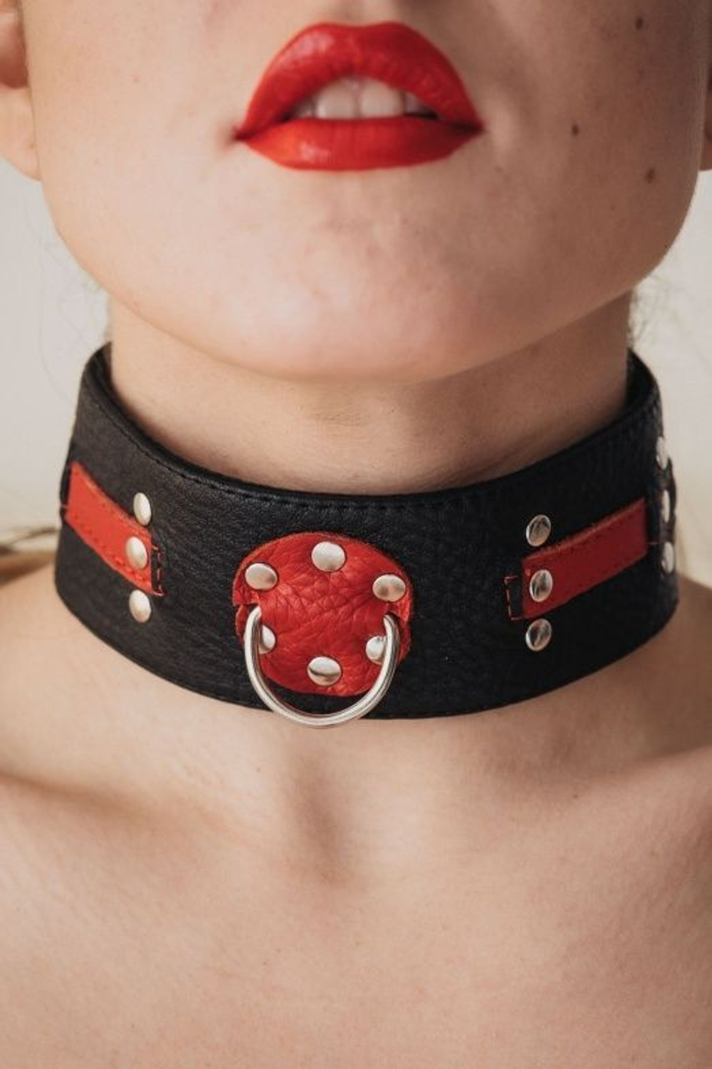 Чёрно-красный ошейник с клёпками (Цвет: черный с красным)