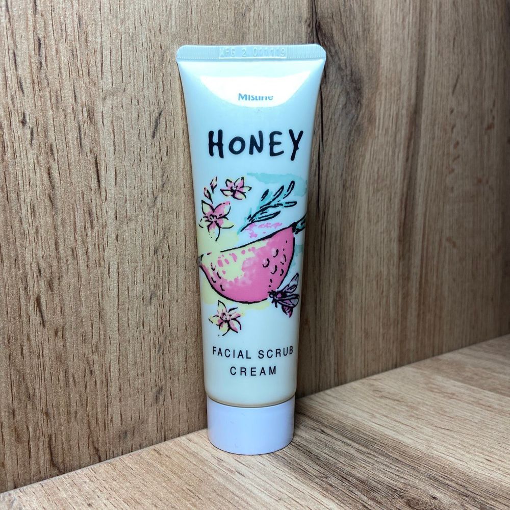 Скраб крем для лица Mistine Honey Facial Scrub Cream с медом 85 г глубоко очищает и питает кожу лица  отшелушивает ороговевшие клетки эпидермиса  увлажняет кожу  обеспечивает бережный массаж лицевой зоны  убивает бактерии и вирусы  придает мягкость и гладкость кожному покрову  способствует уменьшению количества морщин