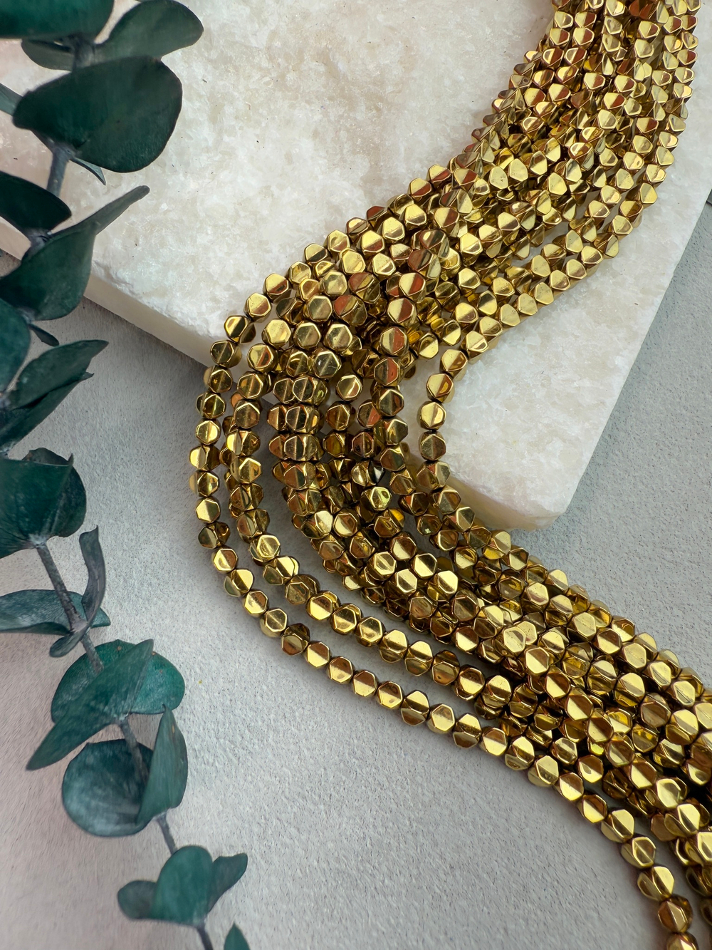 Бусины гематит 4 мм булава, золото, нить 40 см