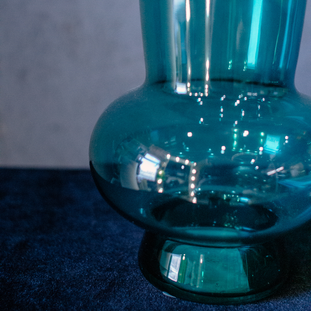 14. Бирюзовая стеклянная ваза необычной формы