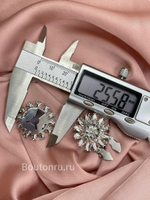 Накладки на пуговицы в форме цветка серебристые со стразами (клипсы)