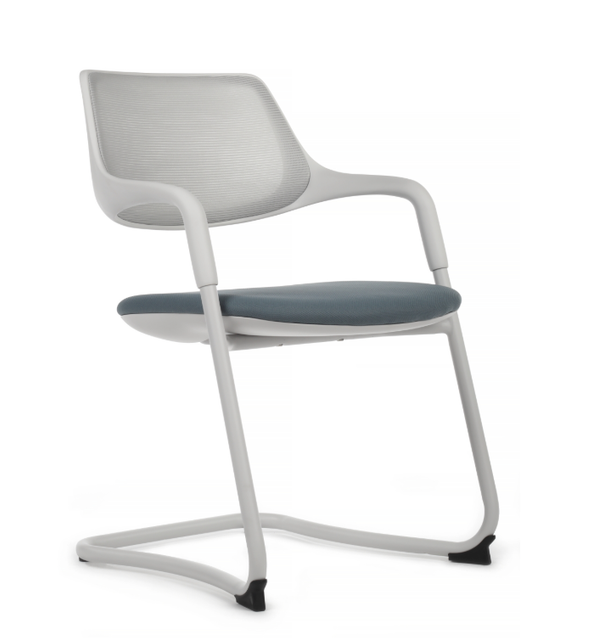 Офисный стул с подлокотниками