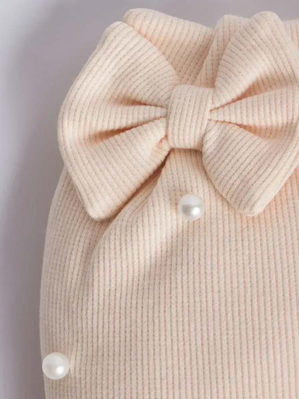 Шапка для девочки осенняя на завязках с бусинами