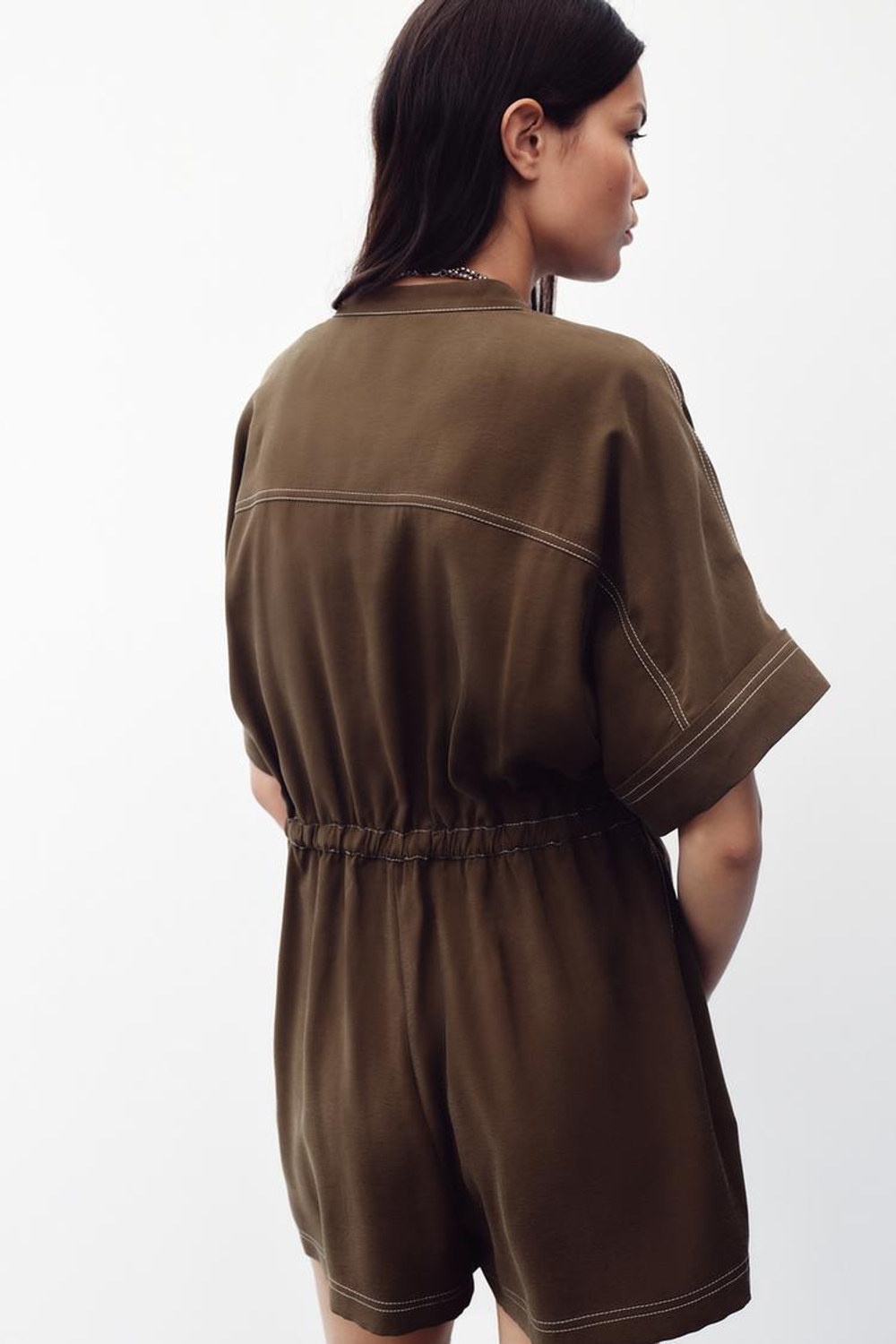 ZARA КОРОТКИЙ КОМБИНЕЗОН С ДЕКОРАТИВНОЙ СТРОЧКОЙ, КОРИЧНЕВЫЙ