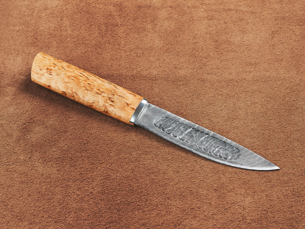 Шкуросъемный нож "Якут" с кованым долом, дамасская сталь, рукоять карельская береза
