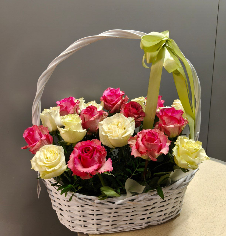 Композиция из роз "Яркий микс"