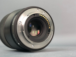 Объектив Sigma 16mm 1.4 Fujifilm X-Mount Небольшой скол пластика у передней линзы