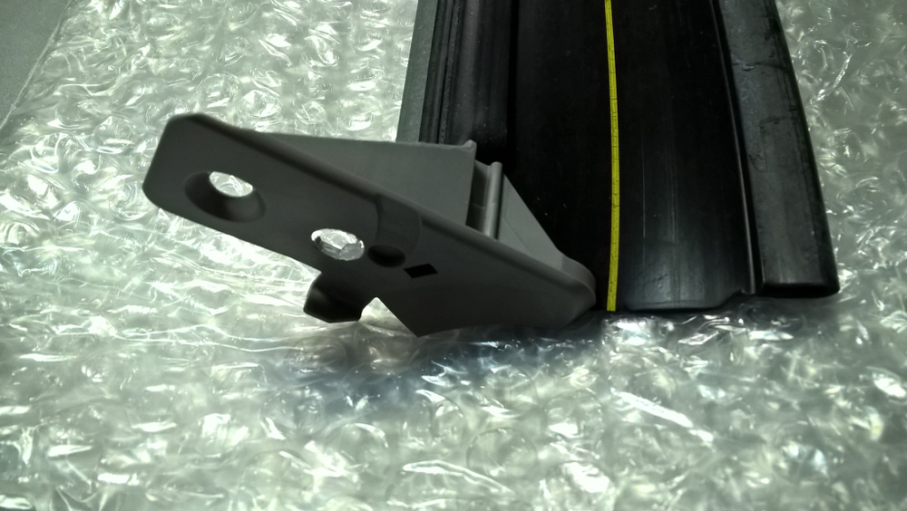 Уплотнитель с креплением, нижний, на металлической планке 357028