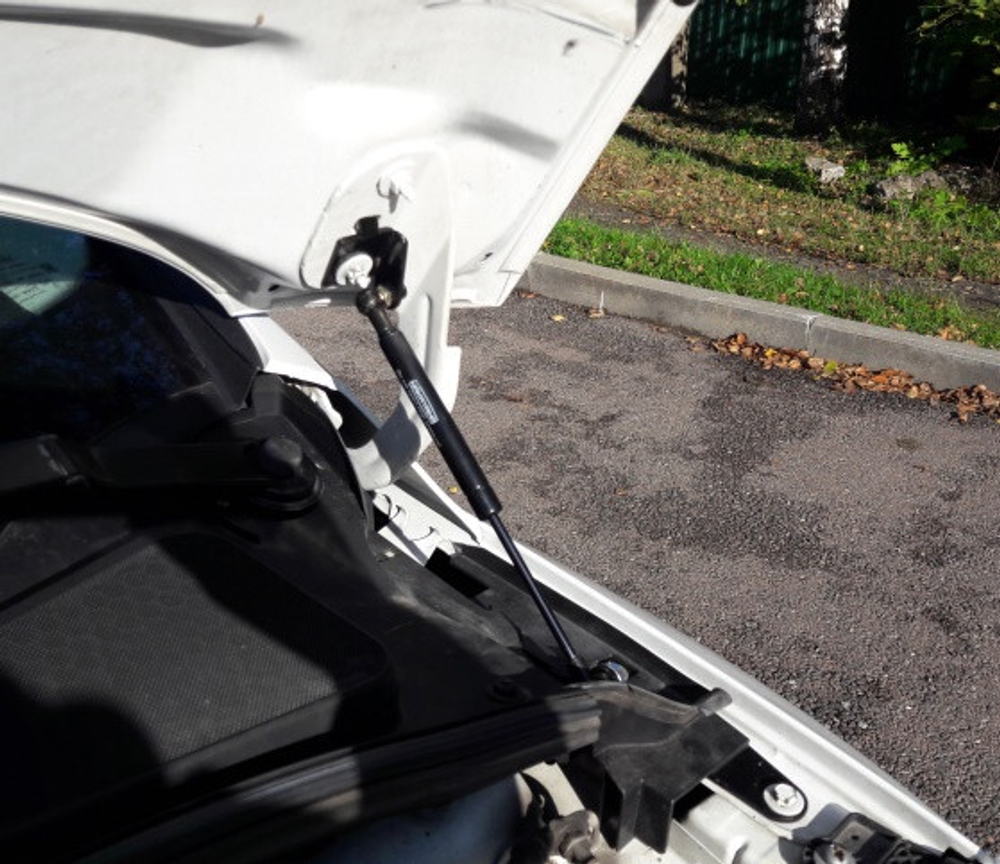 Амортизатор (упор) капота на Ford Focus 3 03-08(с 2011 г.в.)Autoinnovation