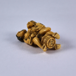 Эротическая статуэтка нэцкэ Любовь в одежде