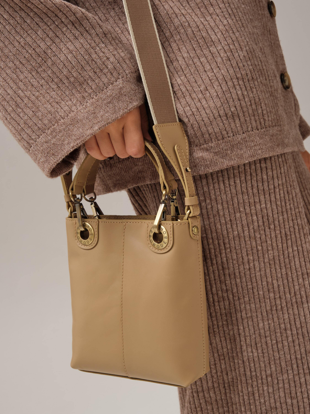 Сумка кожаная кросс-боди Deboro 30347 бежевая камелия