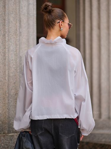 Светло-серая ветровка с акцентным воротником