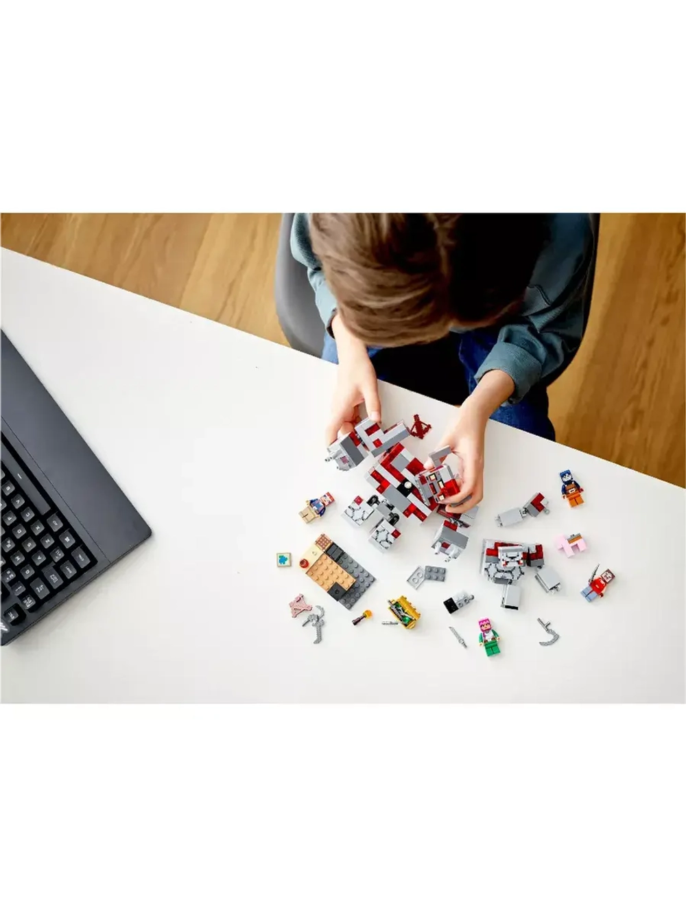 Конструктор Майнкрафт Битва за красную пыль 542 детали