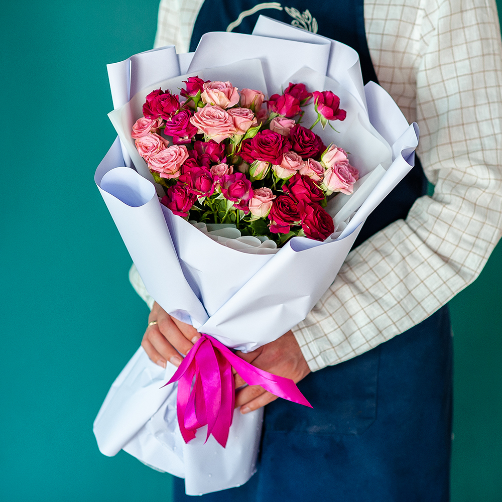 Микс кустовых роз в розовых тонах