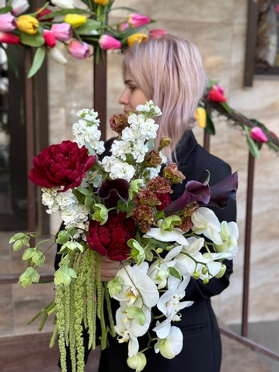 "Свадебный букет невесты ‘Марсал’ от магазина ‘Цветы Луны’ с доставкой по Саратову!"