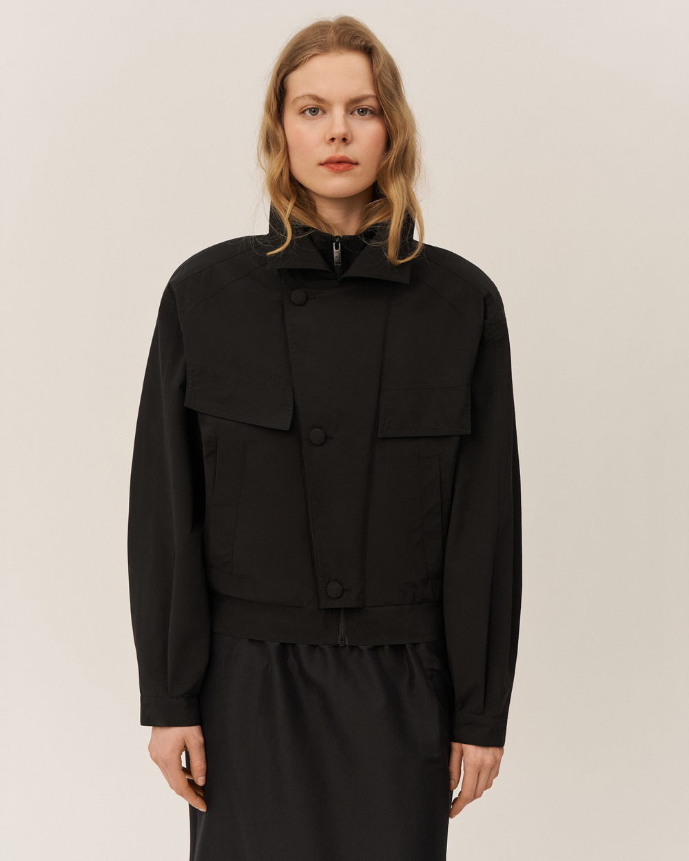 Куртка с объемными плечами