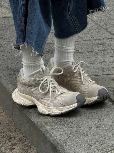 Массивные серые кроссовки с асимметричной шнуровкой