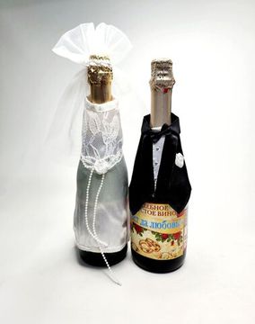 Наряды для свадебных бутылок в виде костюмов жениха и невесты