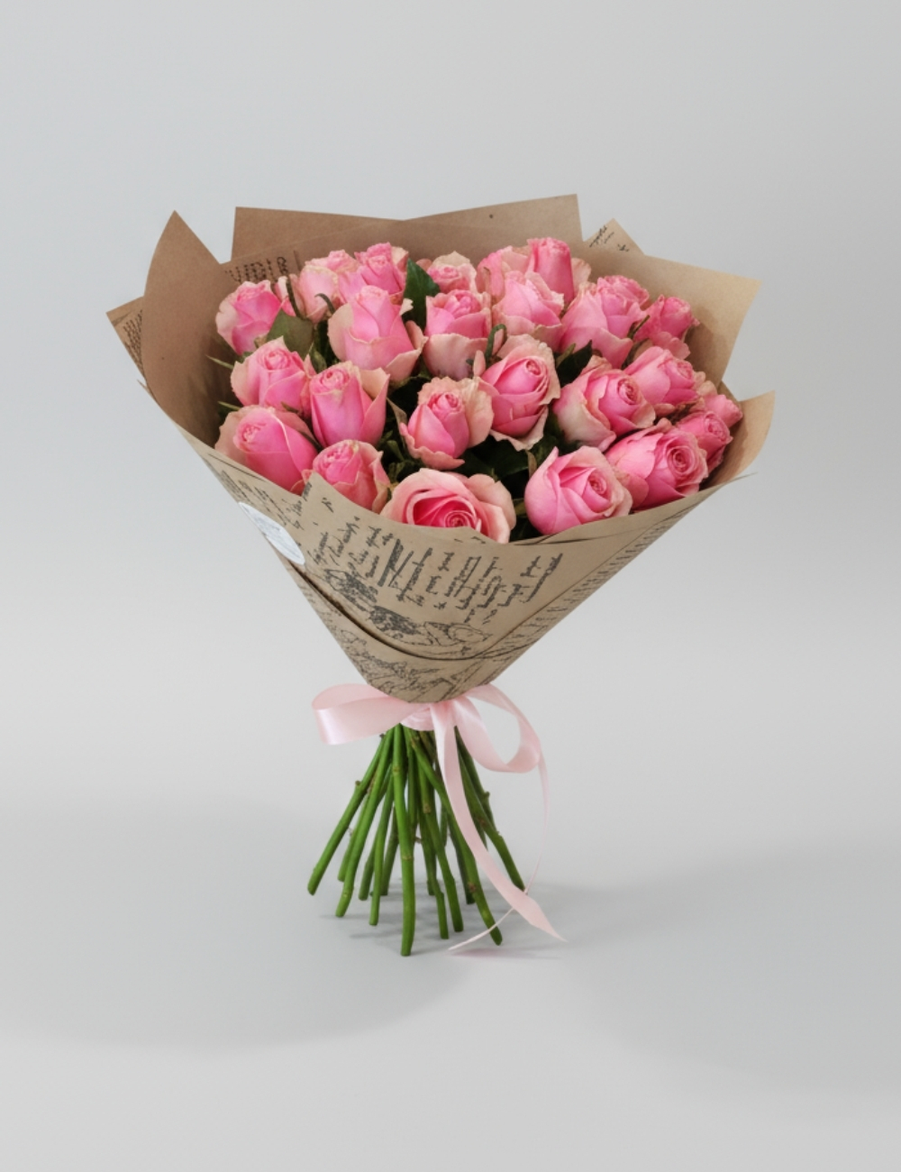 Букет розовых роз в крафте