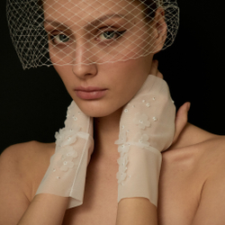 Митенки из белой сетки с цветами