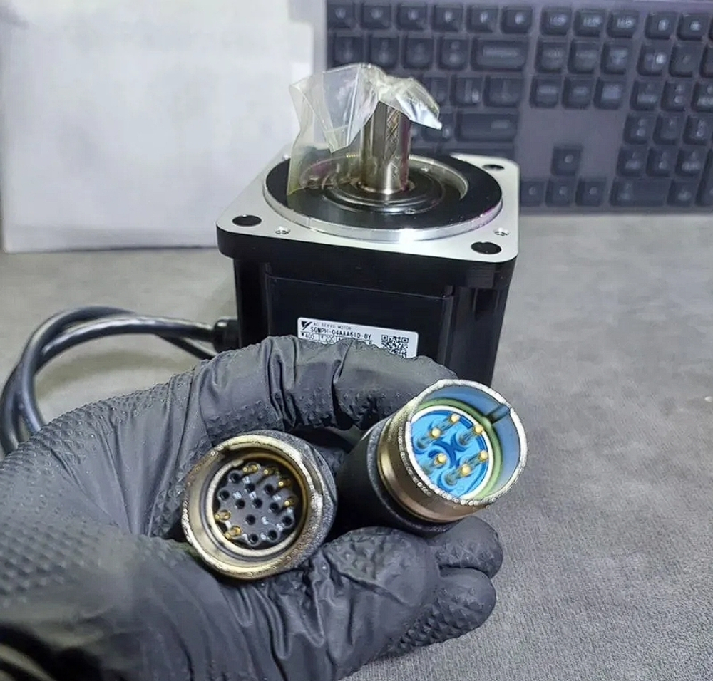 Yaskawa SGMPH-04AAA61D-0Y - Мотор