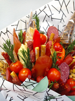 Съедобный букет с колбасками, сухариками и черри