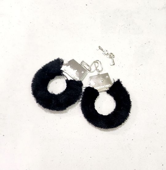 Наручники меховые, черные
