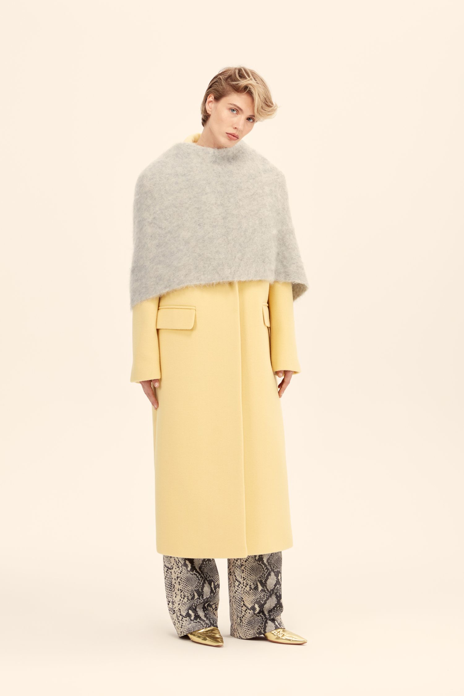 Объемное пальто (((По классике))), желтое