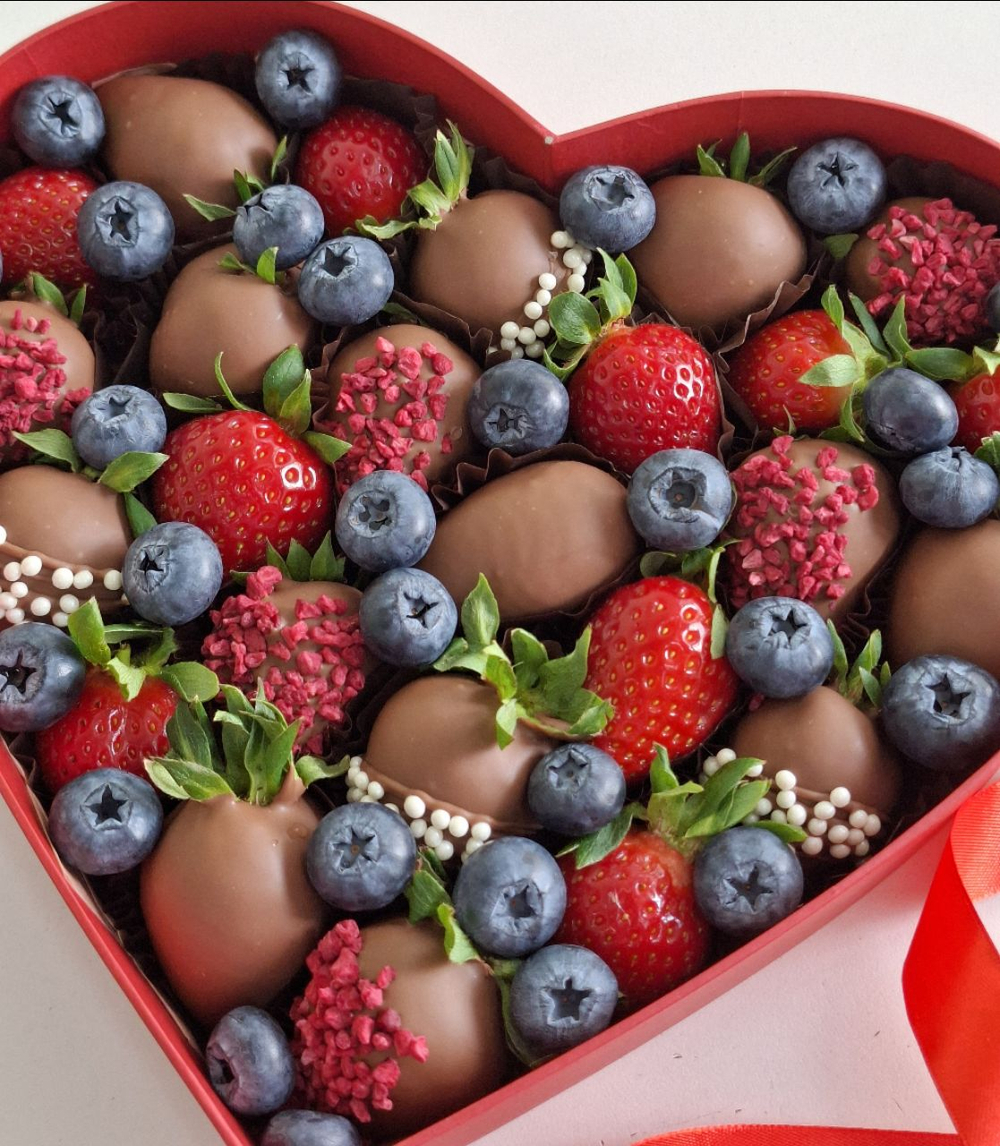 Клубника в шоколаде в коробке сердце " Ягодная роскошь"