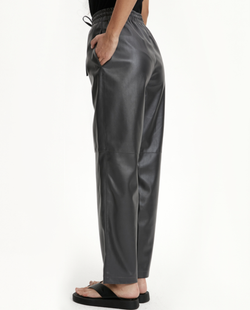 Брюки на резинке из экокожи