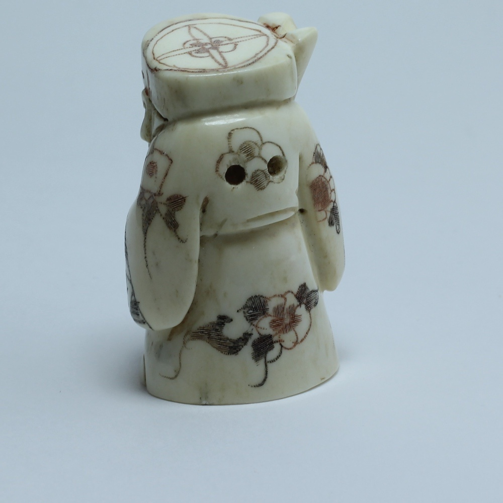 Нэцкэ Дзюродзин с волшебным посохом и корзиной карпов