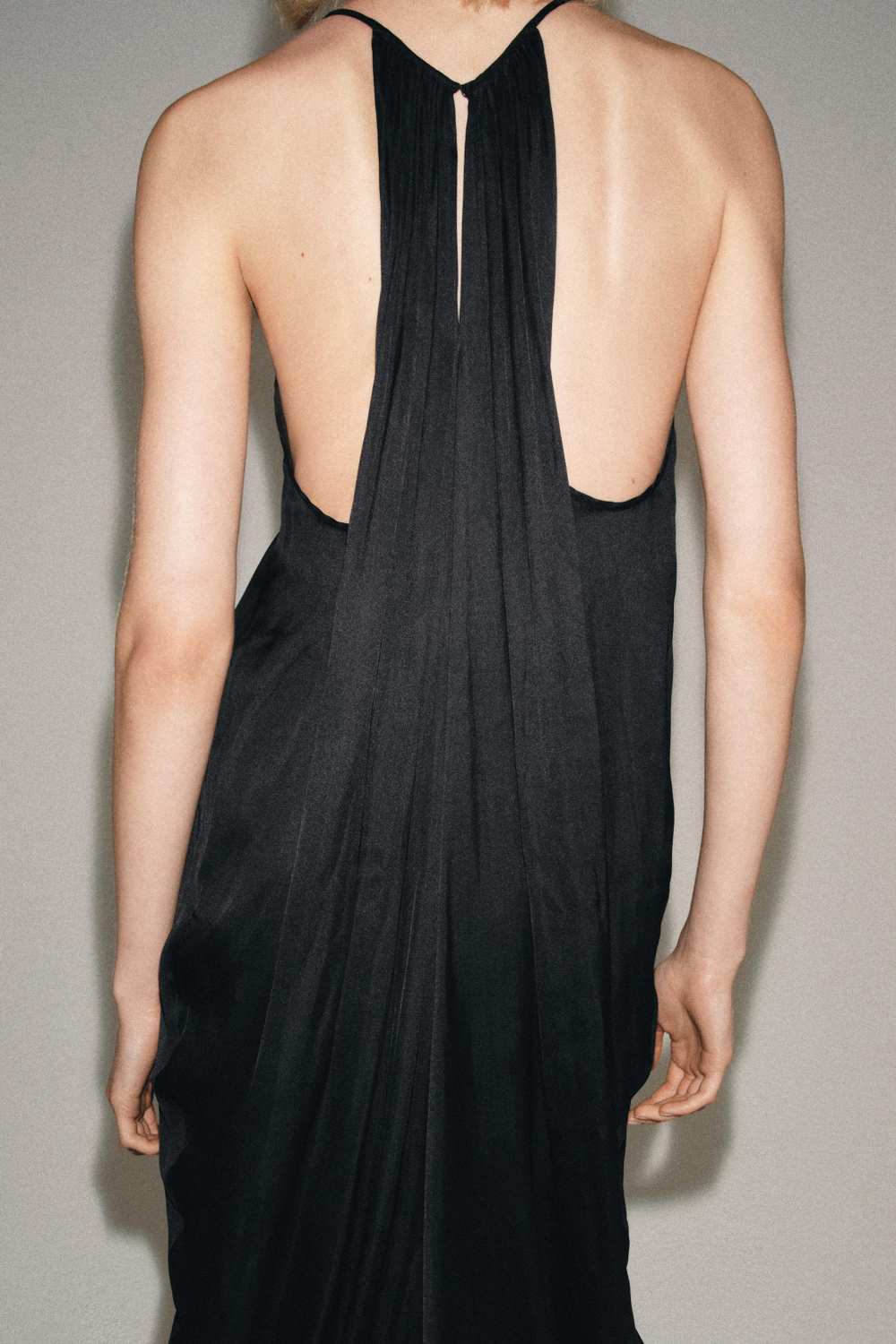 ZARA АТЛАСНОЕ ПЛАТЬЕ СО СБОРКАМИ — ZW COLLECTION, ЧЕРНЫЙ
