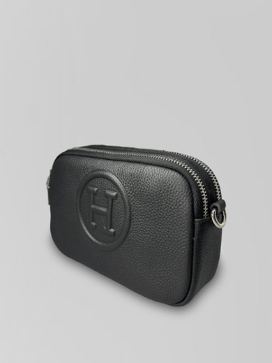 Сумка 2206 прямоугольной формы однотонная с ремешком в комплекте и логотипом посередине