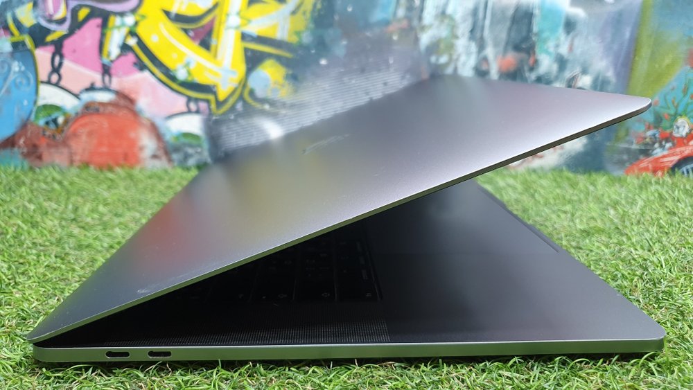 MacBook Pro Retina 15 2018 i7/16Gb/560x 4Gb