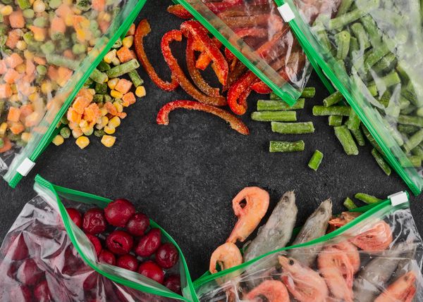Продукты, которые нельзя хранить в морозилке: чего точно избегать и почему