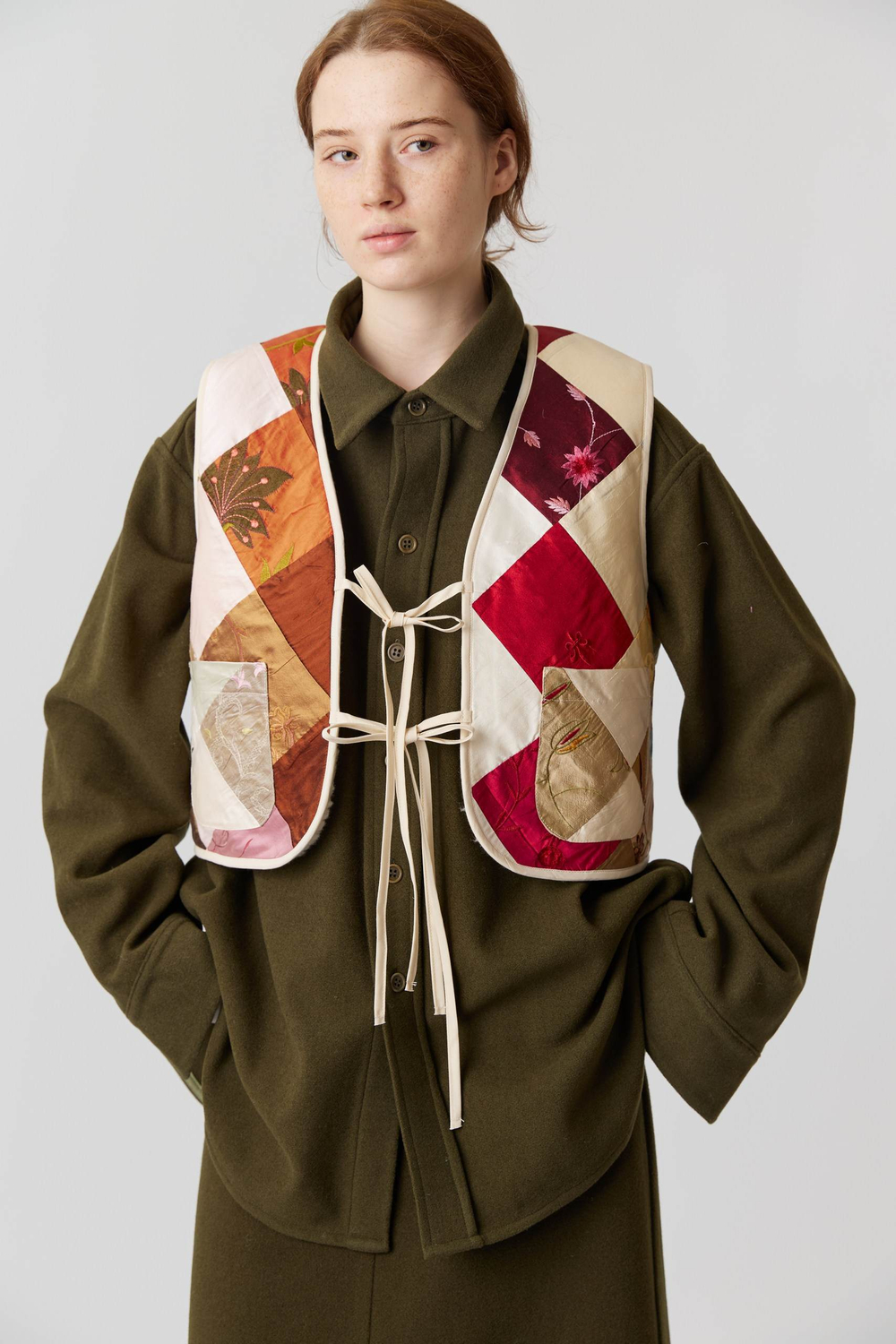 Жилет на двух завязках из шелка с мехом