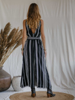 Жаккардовое платье макси с V-образным вырезом (черно-белое)