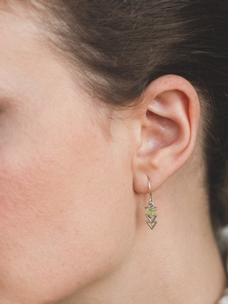 Серьги СТРЕЛА серебро/оливин