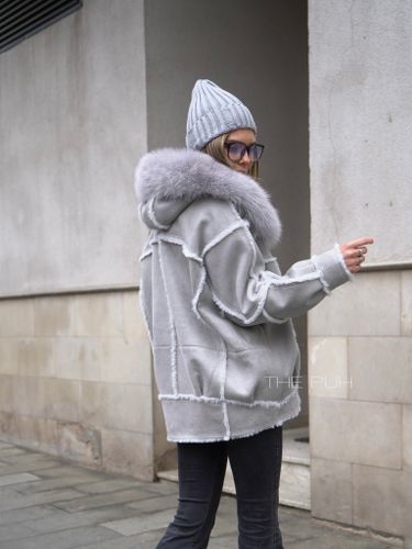 Серая дубленка с мехом песца на капюшоне
