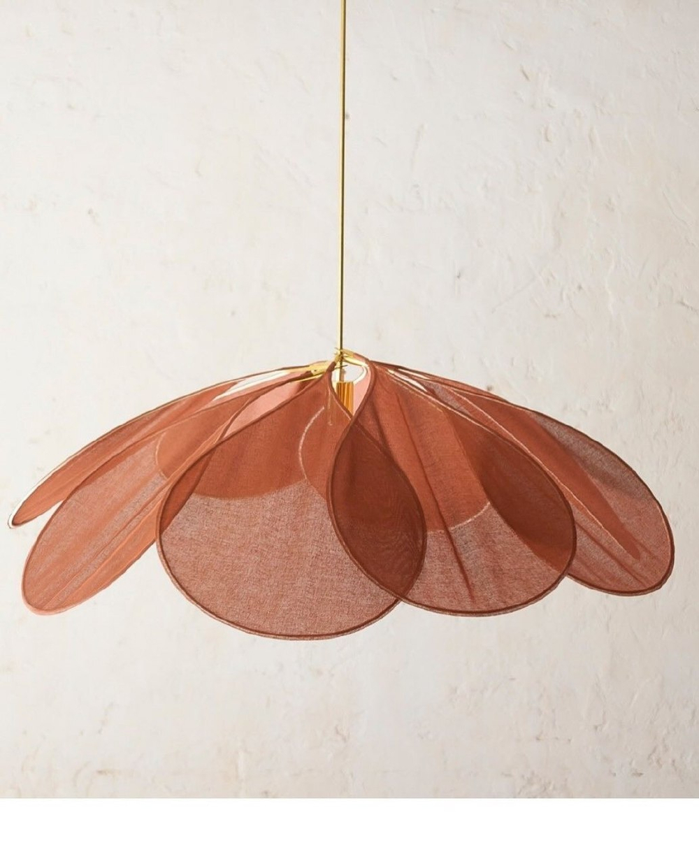 Нежный и легкий подвесной светильник в форме лепестков.