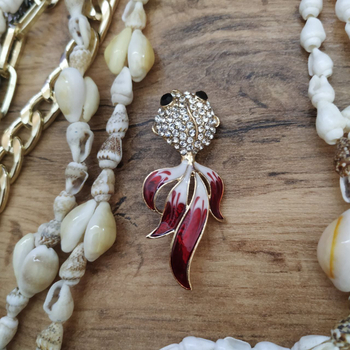 Брошь Золотая рыбка вуалехвостая эмаль красная с блестками белая со стразами металл золотистый