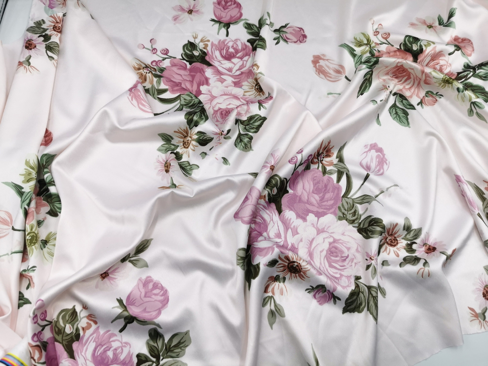 Эластичный бельевой атлас-стрейч, розы на светло-розовом фоне, (Арт: ASP-004)