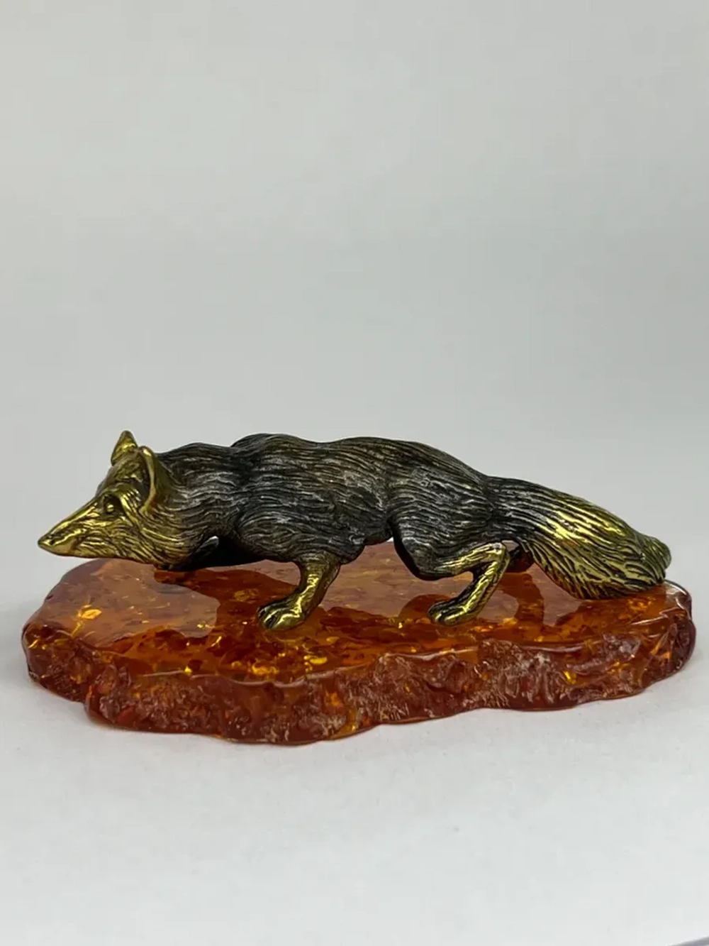 Бронзовая статуэтка на янтаре
