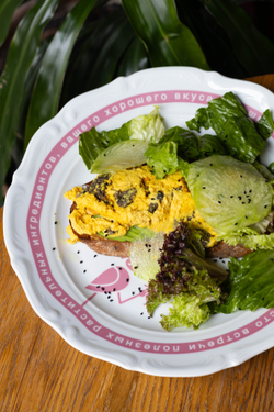 СКРЭМБЛ-ТОСТ С ГРИБАМИ СМОРЧКАМИ И БЕЗДРОЖЖЕВЫМ ХЛЕБОМ NEW