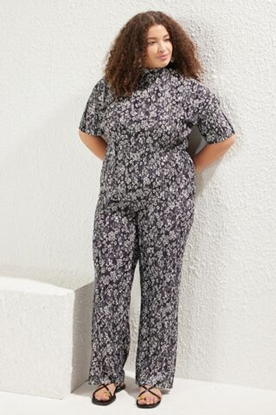 Вязаная плиссированная блузка больших размеров с черным цветочным узором TBBSS25AF00084